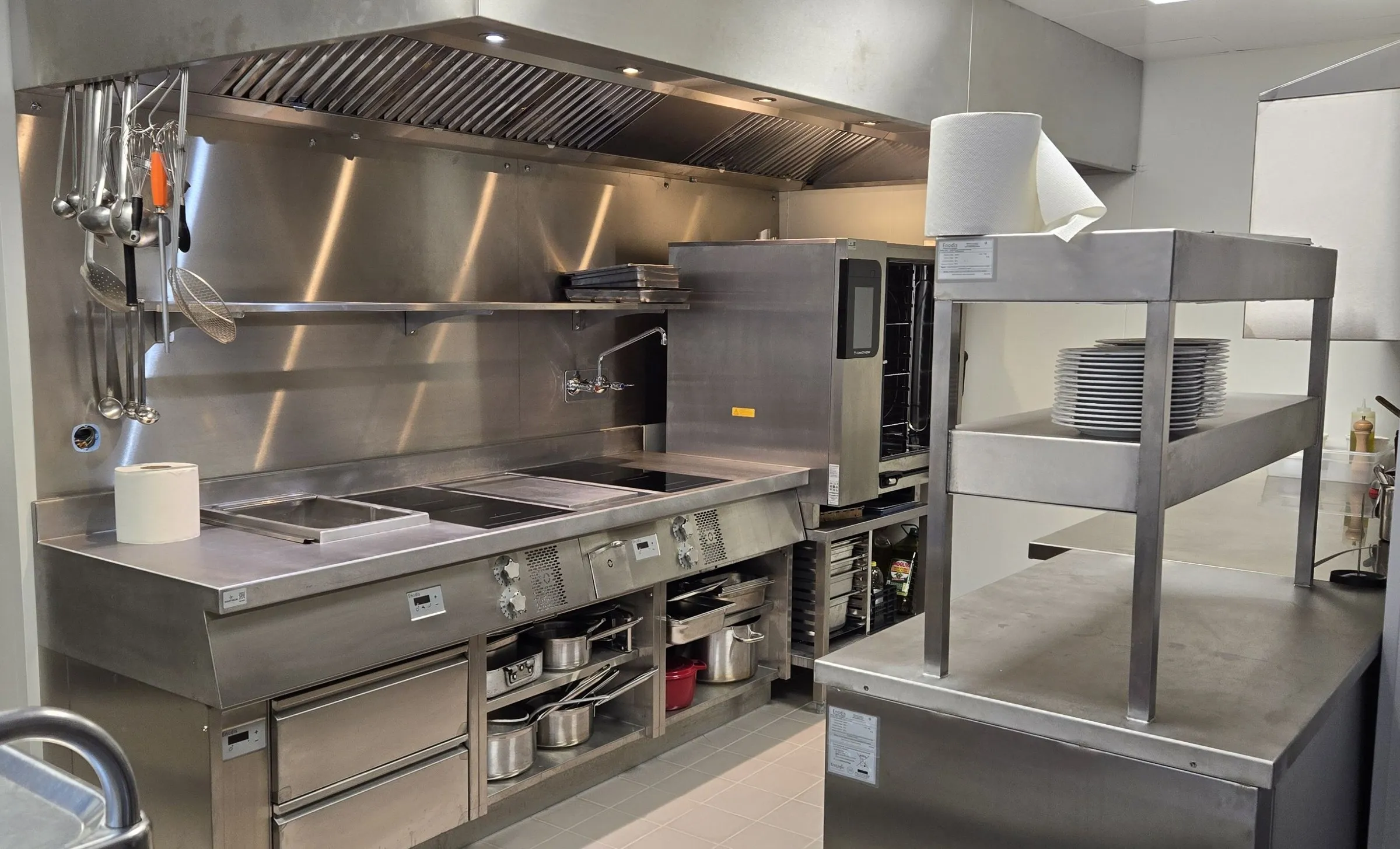 Cuisine professionnelle inox neuve : plan de cuisson, hotte, four mixte
